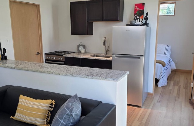 Charming modern guesthouse in the beautiful Central West End with WiFi, AC