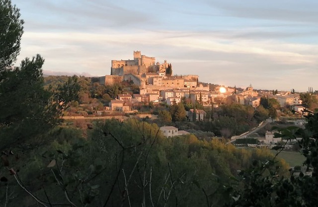 Accommodation with terraces and swimming pool in the center of the village of Le Barroux
