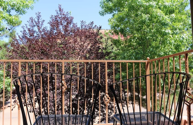 Cozy condo, hot tub, exercise room, parking , close to town, and trails