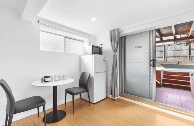 1 Bedroom Unit near highway/ transports & shops