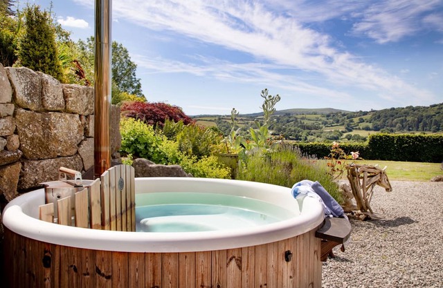 Linscott Farmhouse sleeps 10 guests in 5 bedrooms