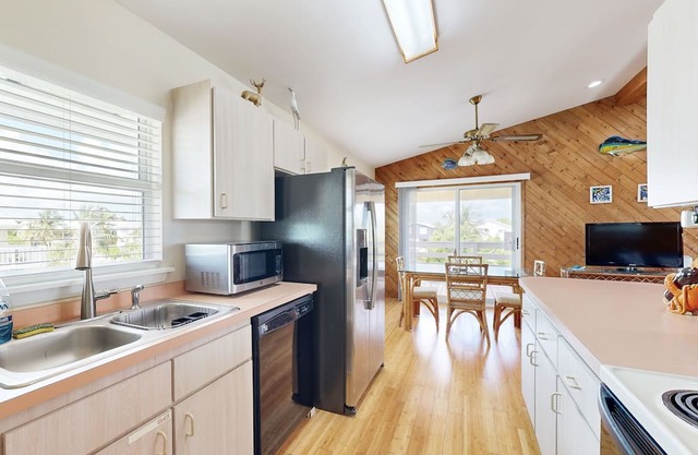 Open Water Access canal home, large kitchen, WIFI, central AC