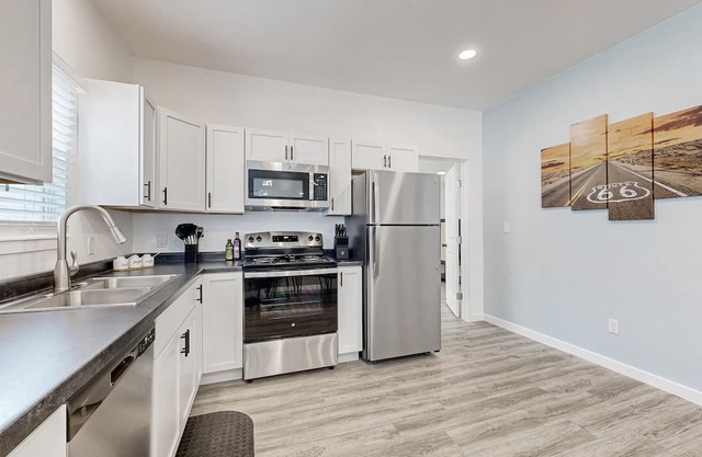 Newly remodeled home near Route 66 w/WiFi, AC, Washer/Dryer
