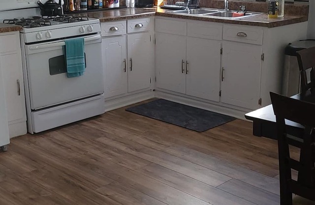Charming 2-bedroom townhome with AC, fitness room in marvelous Waukegan
