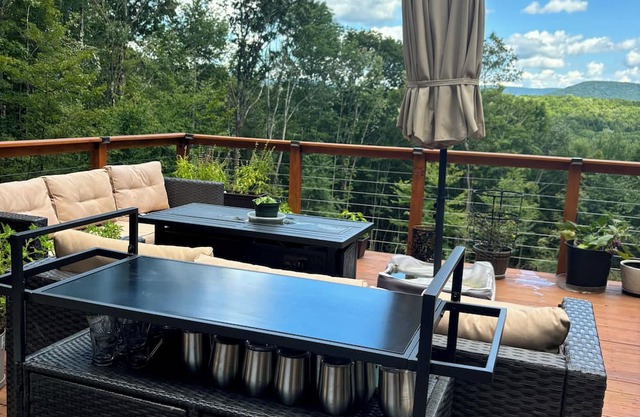 Charming 3-bdrm cabin in the heart of the Catskills—warm serene, and inviting!