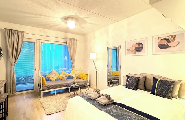 modern studio near the airport, easy to go to city center.