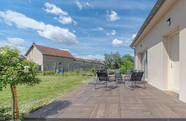 Large designer country house - free parking