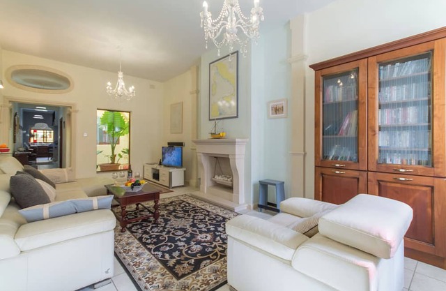 Well Located Cozy house & Courtyard Kalka