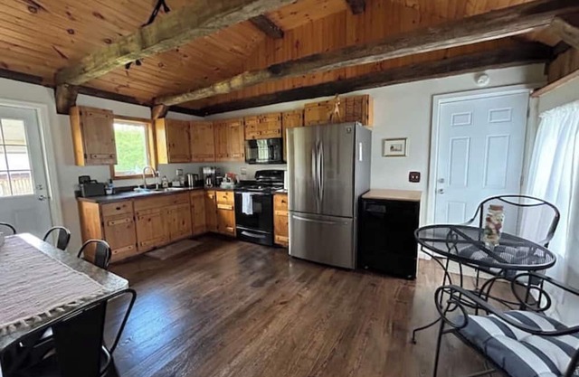 Historic 1828 Farmhouse accessible to Saratoga, Glens Falls, and Lake George