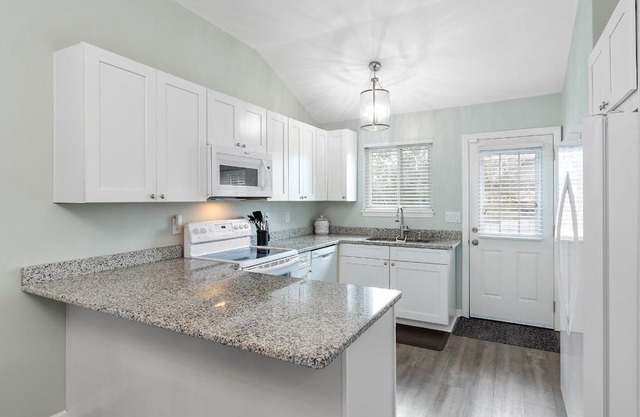 Beautiful mid-island 3 bedroom, 2 bath home on Sunset Beach