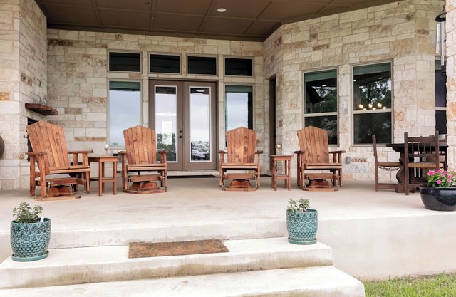 Porter Haus: Rosewood | 1/1 King Suite, Breakfast Provided