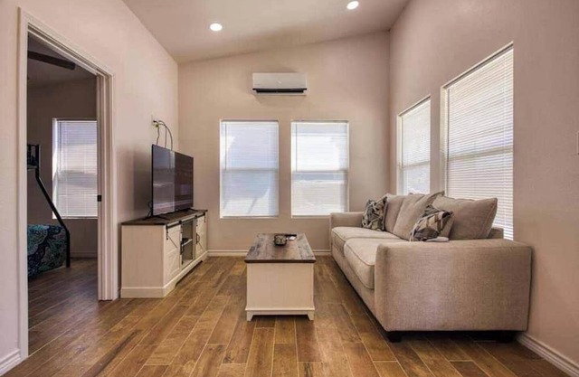 Escape to our TINY & cozy 2 bedroom cabin in Aransas Pass, perfect for families of up to 6