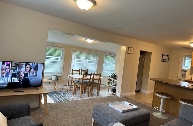 Charming Cottage near Wickford Village and Popular RI Beaches!