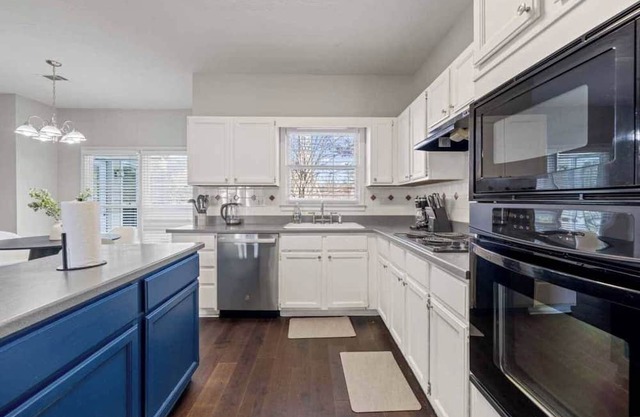 Stunning 4B House 2 min to Green Harvest/Shops #41937