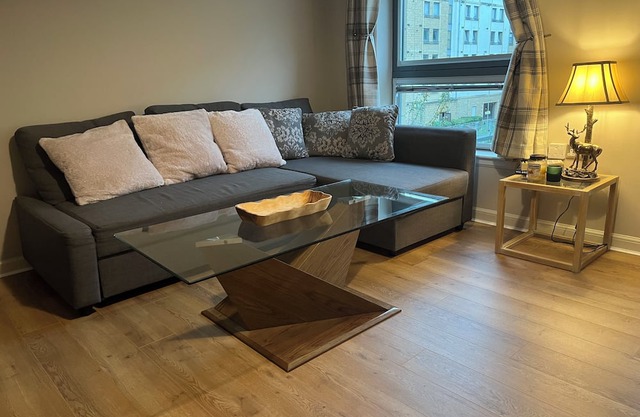 Modern Edinburgh Apartment, 20 minute walk from the city centre