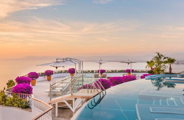 🌊 Experience Beachfront Bliss 2-Bedroom Suite Ocean View! 🌴