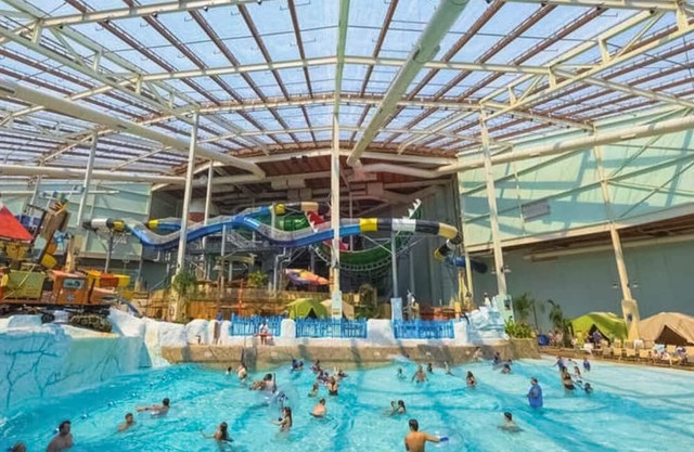 Luxurious home w/in home theater, entertainment & hot tub