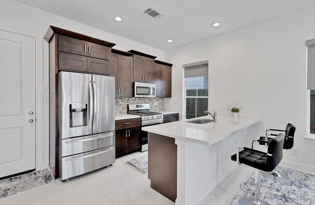 Centrally Located Tx Medical Center - Walk To Nrg! 2 Bedroom Townhouse by RedAwning