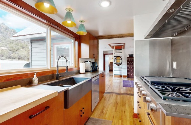 2-story duplex with mtn views, deck, grill, W/D, & AC