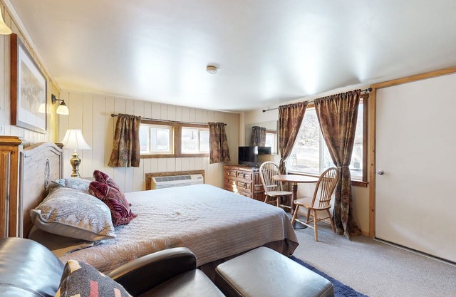 Mtn-view ground-floor aparthotel with patio, grill