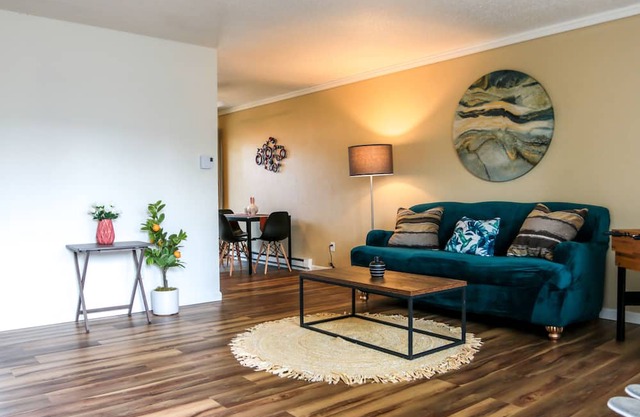 Charming Entire House + Parking