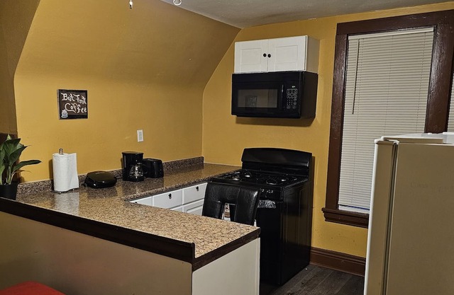 2-bedroom apartment in South Chicago Heights with AC.