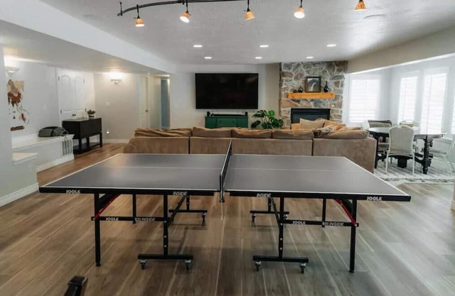 Cozy Full Basement Getaway in Mountain Green