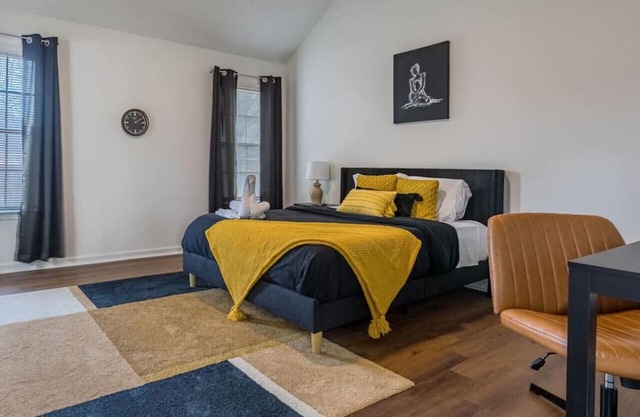 The Queen Bee Suite: Work & Relax Retreat (C)