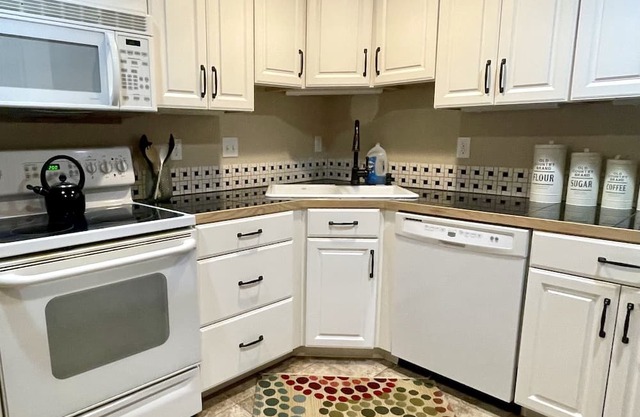 Cozy 2-bedroom apartment in beautiful Mead with WiFi, AC