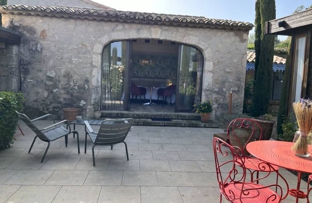 Cosy retreat in Eygalieres with artist studio. Walking distance to the village