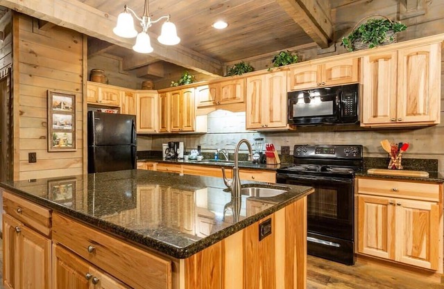 Gatlinburg Cabin By The Trees