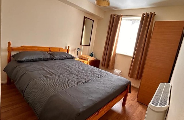specious 1 Bed Apartment with parking & free wifi 5 minute Goodmayes station