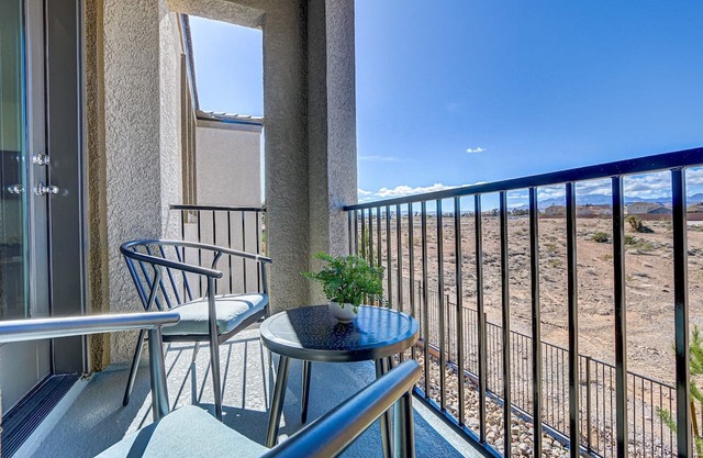 Beautiful Townhome Near Valley Hospital