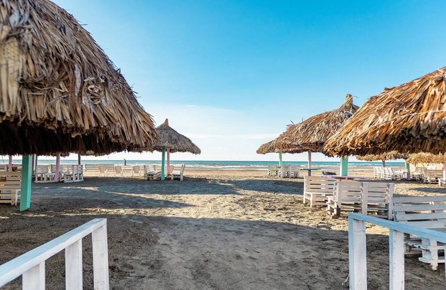 01. Super House with access to the sea and exclusive beach
