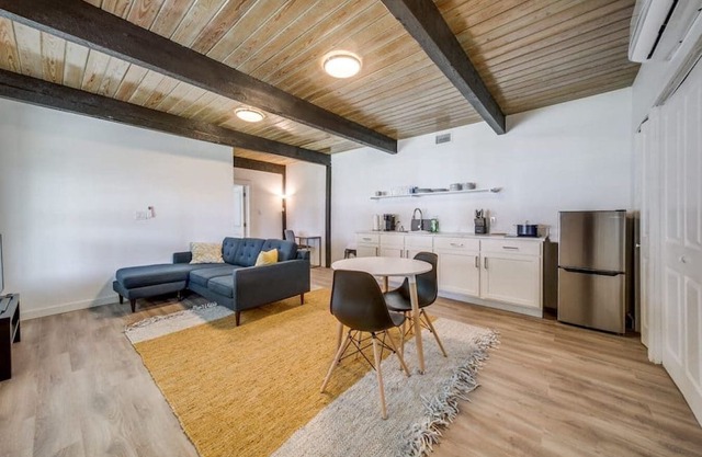 Urban Elegance 1BR near Downtown with King Bed