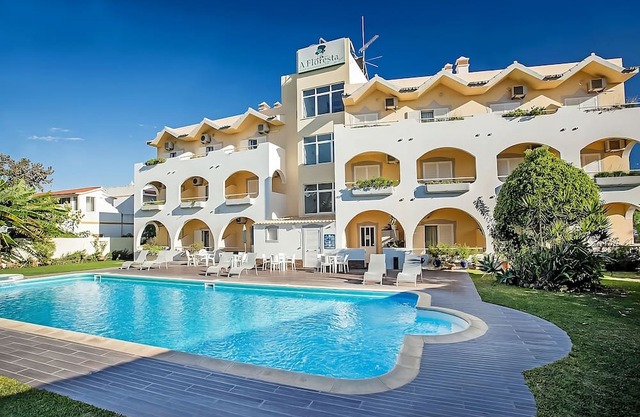 Explore Algarve's Beaches! Kitchenette, 2 Swimming Pools, Close to Vale do Lobo!