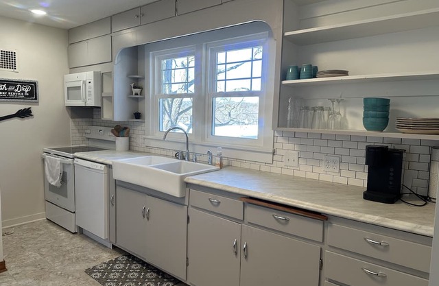 Bluebird Bungalow - Cute home in the heart of downtown Ozark!