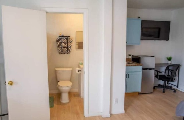 Private Cozy Guesthouse Mini Studio w/kitchenette