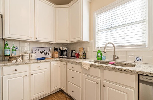 Bay Retreat at Lanier - Near public boat ramp - 30-day minimum but all Inq welc