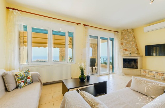 Momento 3-bdrm Villa with shared pool, Poseidi