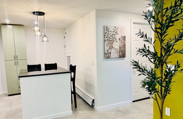 Inviting 2 Bedroom Apt