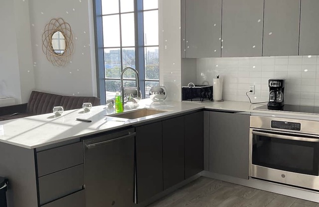 Luxury family sized condo.Restaurants and shopping right outside your door.