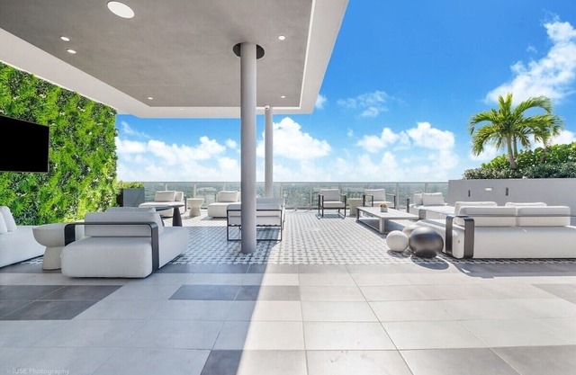 Beautiful 2 Bdrms New Condo In Pinecrest