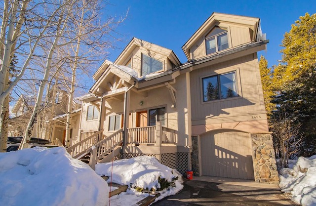 Walk to ski slopes! Private hot tub and garage!