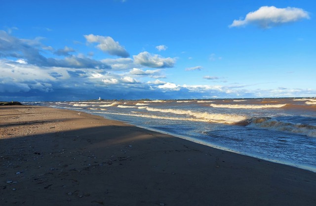 The Beach House Southampton - Quiet Cottage Steps from the Beach at Lake Huron!