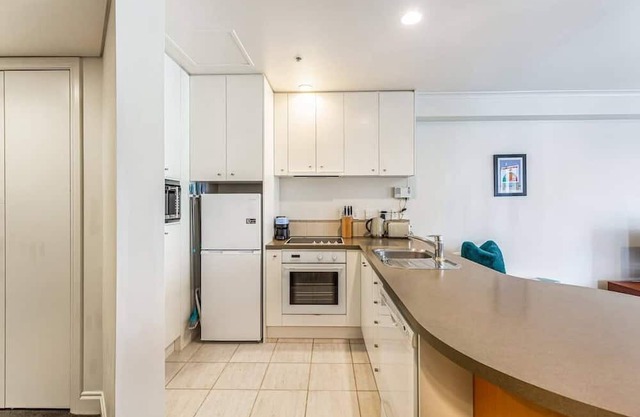 Spacious CBD Retreat: 1BR Queen St Gem!