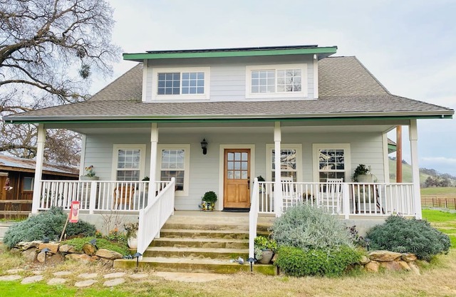 Tranquil Farmhouse nestled in the hills minutes to beautiful wine country.