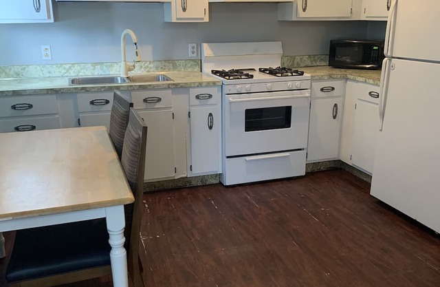 Small town feel close to everything Fully furnished 1 Bedroom