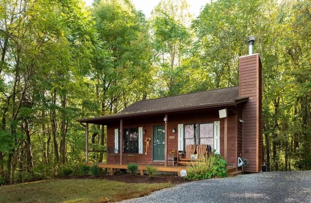 Ivy Cabin, Hot tub and on site Spa!