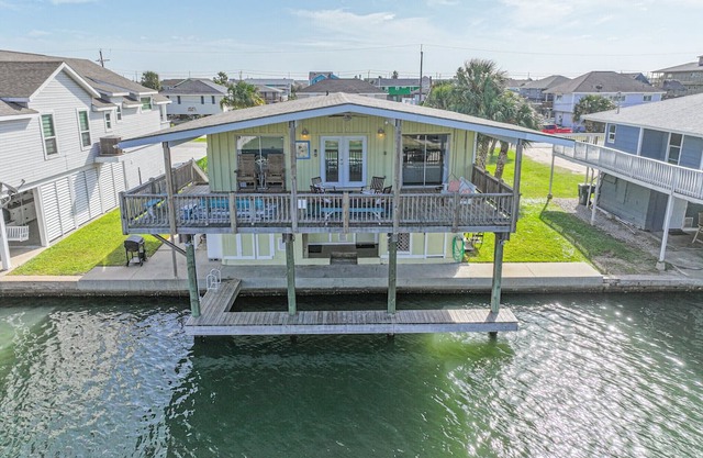 Pet-friendly home on the canal <1 mile to beach! Large top deck to enjoy.
